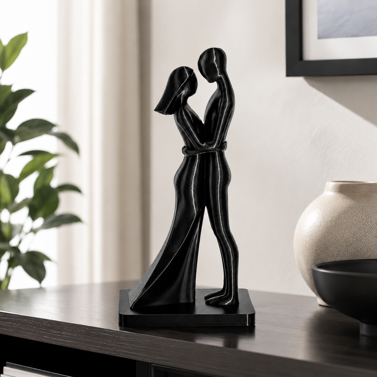 Estátua Casal Abraçado em Preto Fosco - Escultura Decorativa Impressa em 3D