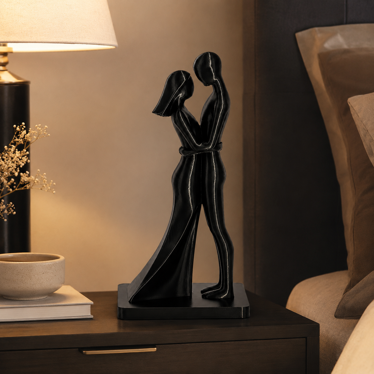 Estátua Casal Abraçado em Preto Fosco - Escultura Decorativa Impressa em 3D